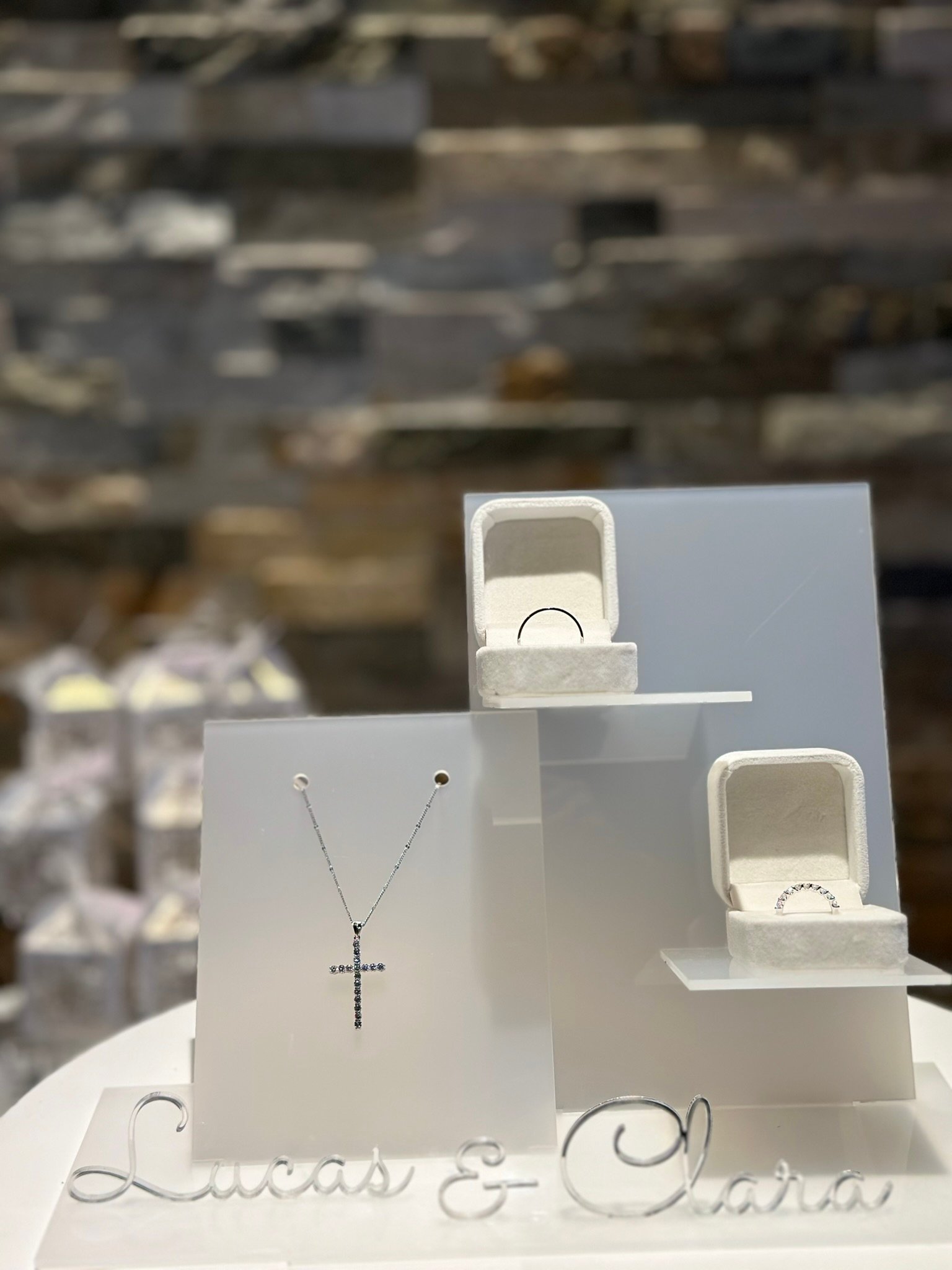 Décor de mariage personnalisé — alliances et bijoux des mariés